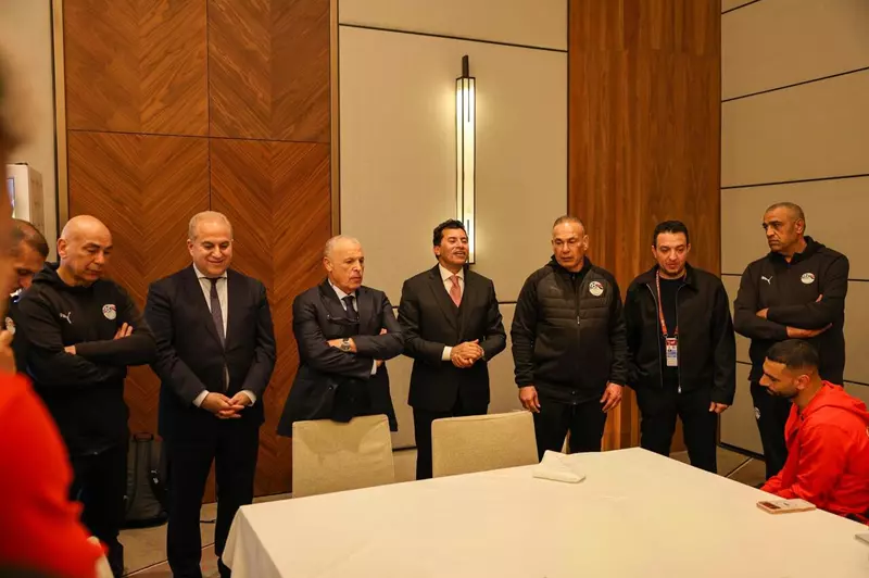 نقل رسالة الرئيس السيسي وتهنئة على التأهل.. كواليس اجتماع وزير الرياضة وأبو ريدة بمنتخب مصر 